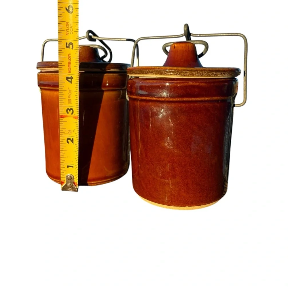 PAIR OF VINTAGE BROWN STONEWARE CROCK JARS WITH LIDS & METAL HANDLES - Picture 7 of 12